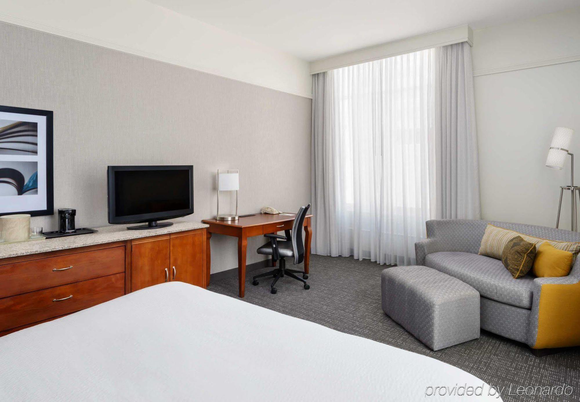 Отель Courtyard Houston Downtown Convention Center Экстерьер фото